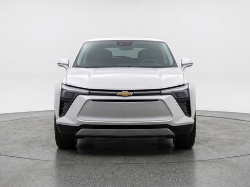 Used 2025 Chevrolet Blazer LT FWD image 2