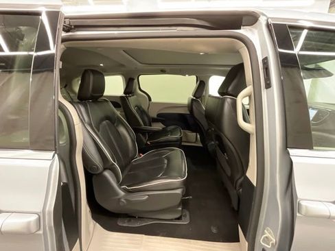 Used 2023 Chrysler Pacifica Limited FWD image 24