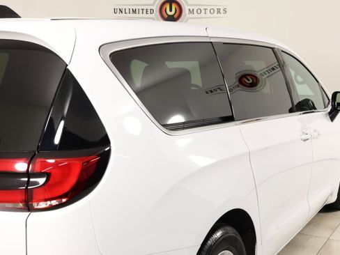 Used 2025 Chrysler Pacifica Select FWD image 42