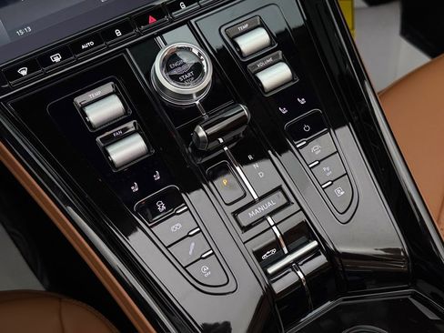 Used 2025 Aston Martin DB12 Volante image 35