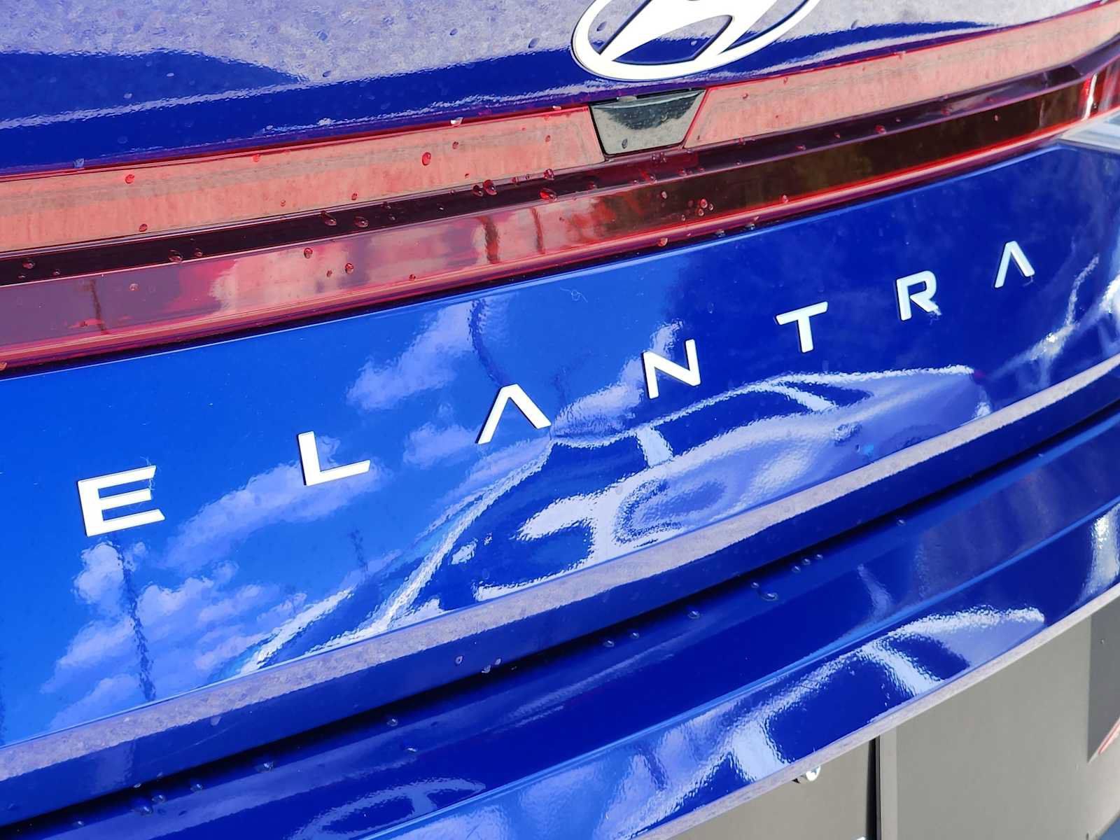 Used 2025 Hyundai Elantra SE FWD image 12