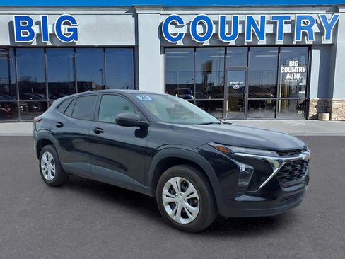 Used 2025 Chevrolet Trax LS w/ Driver Confidence Package FWD image 2