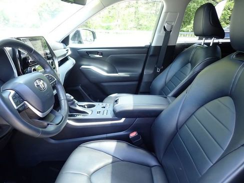 Used 2023 Toyota Highlander XLE AWD/4WD image 15