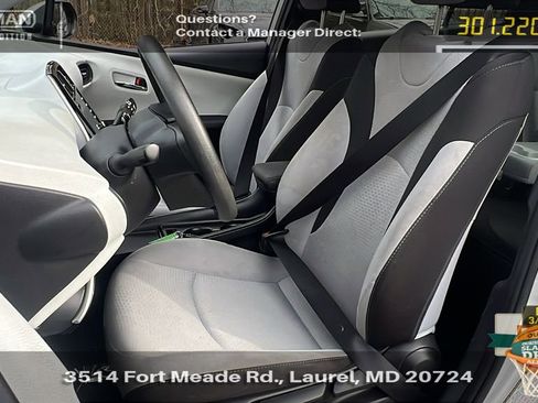 Used 2022 Toyota Prius LE image 18