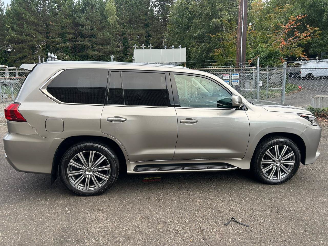 Used 2016 Lexus LX 570 4WD w/ Luxury Package image 4