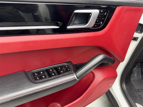 Used 2020 Porsche Cayenne w/ Premium Package image 31