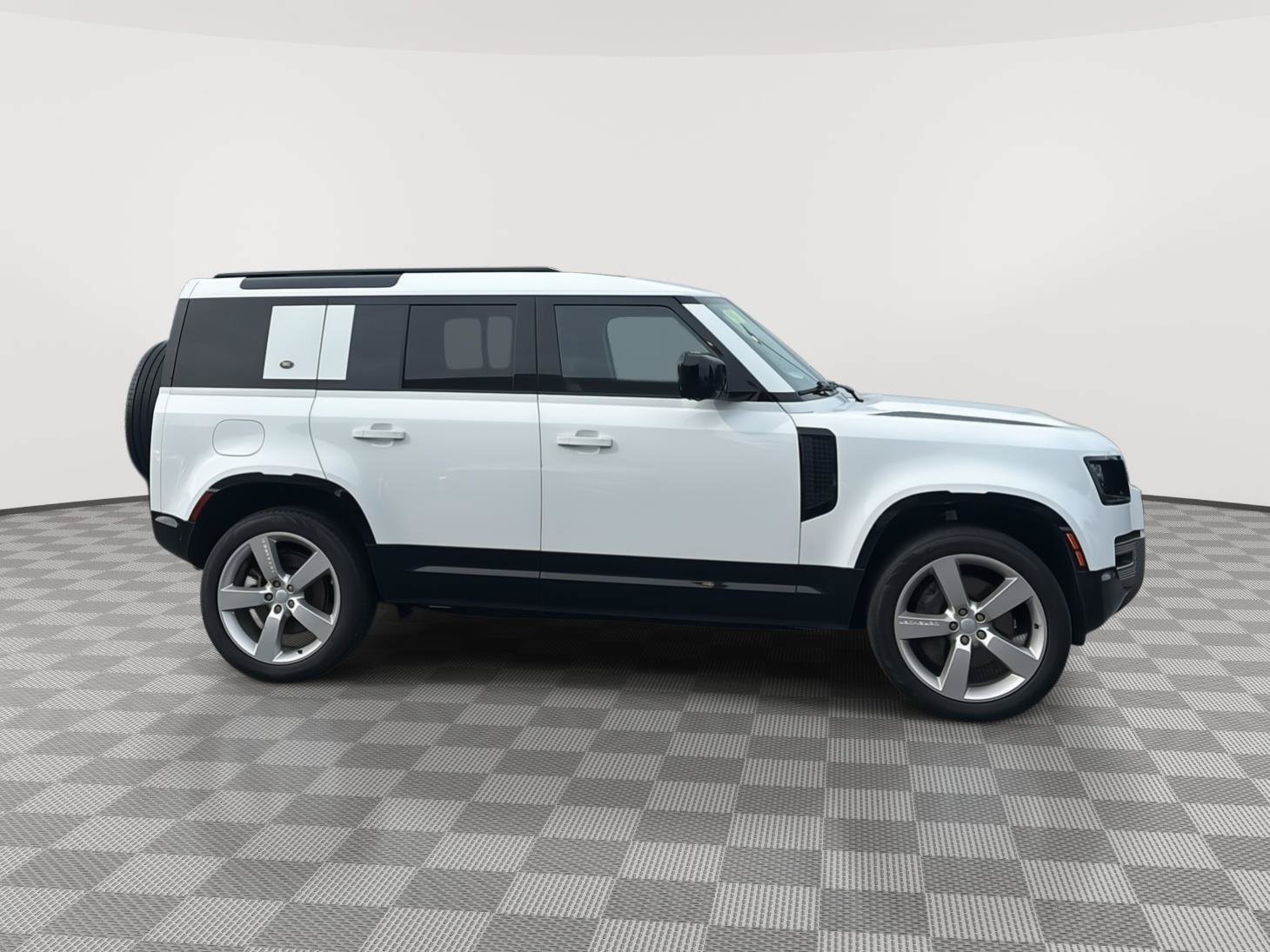 Used 2024 Land Rover Defender 110 X-Dynamic SE AWD/4WD image 4