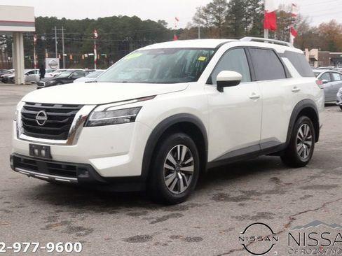 Used 2022 Nissan Pathfinder SL image 3