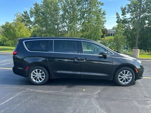 Used 2023 Chrysler Pacifica Touring-L AWD/4WD image 2