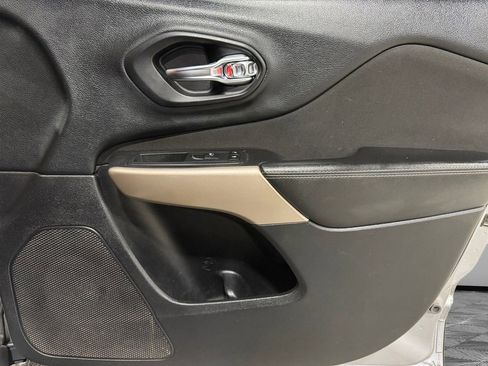 Used 2018 Jeep Cherokee Latitude w/ Cold Weather Group image 12