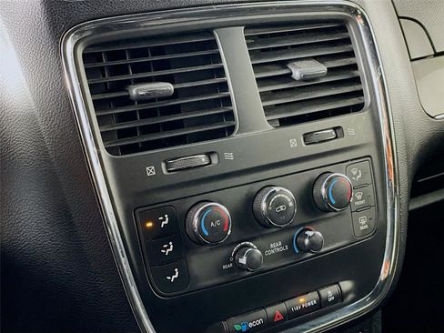 Used 2014 Dodge Grand Caravan SE image 19