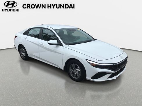 Used 2024 Hyundai Elantra SE FWD image 3