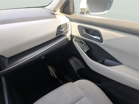 Used 2025 Nissan Rogue SV FWD image 16