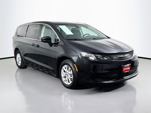 Used 2022 Chrysler Voyager LX image 7