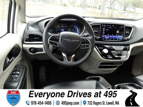 Used 2023 Chrysler Pacifica Touring-L FWD image 18