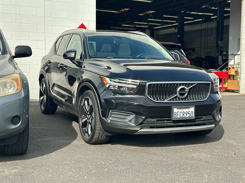 Used 2019 Volvo XC40 T4 Momentum FWD image 2