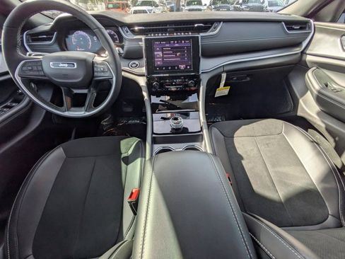 New 2025 Jeep Grand Cherokee Altitude image 13