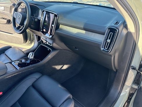 Certified 2025 Volvo XC40 B5 Plus image 36