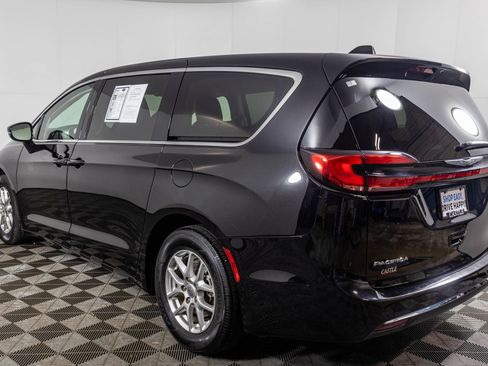 Used 2024 Chrysler Pacifica Touring-L image 16