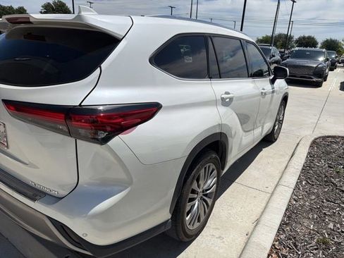 Used 2021 Toyota Highlander Platinum FWD image 3