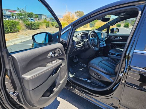 Used 2025 Chrysler Pacifica Select FWD image 15