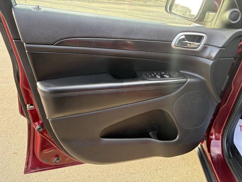 Used 2018 Jeep Grand Cherokee Laredo image 29