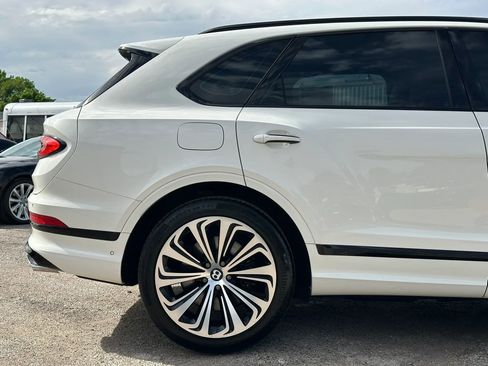 Used 2021 Bentley Bentayga AWD/4WD image 11