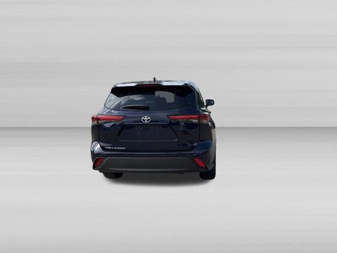 Used 2023 Toyota Highlander L FWD image 5