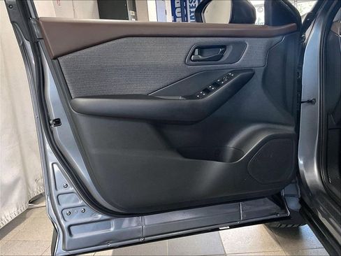 Used 2023 Nissan Rogue S AWD/4WD image 9