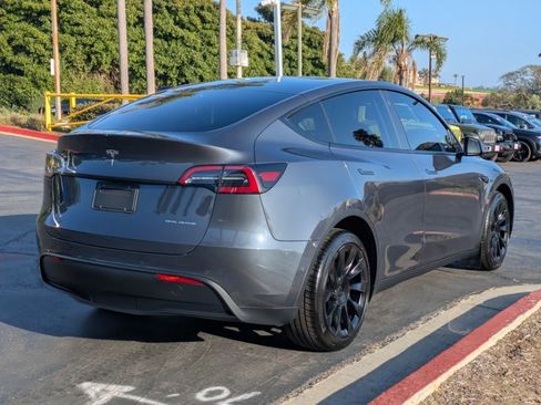 Used 2022 Tesla Model Y Long Range image 5