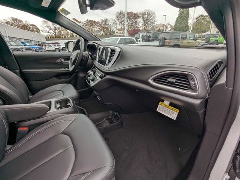 New 2026 Chrysler Pacifica Select image 24