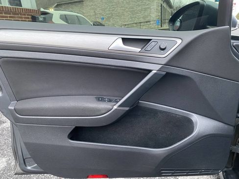 Used 2017 Volkswagen Golf S image 10
