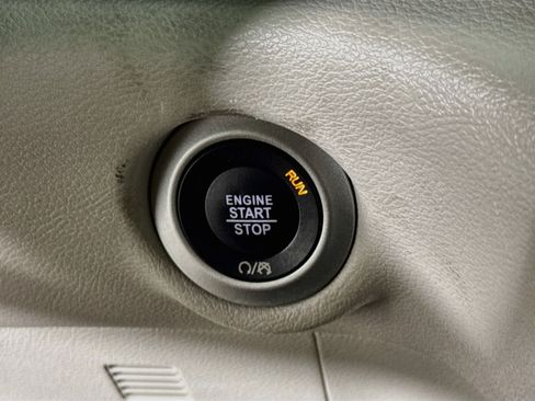 Used 2023 Chrysler Pacifica Touring-L FWD image 19