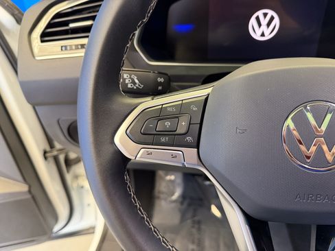 Used 2024 Volkswagen Tiguan SE w/ Panoramic Sunroof Package FWD image 15