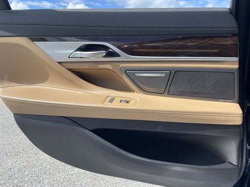 Used 2022 BMW 750i xDrive image 32