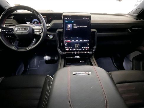 Used 2025 GMC Yukon AT4 Ultimate image 11