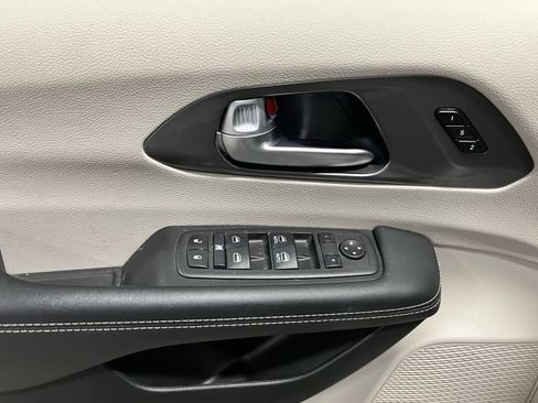 Used 2024 Chrysler Pacifica Touring-L image 17