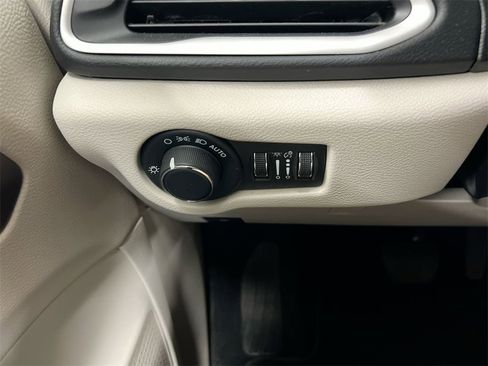 Used 2024 Chrysler Voyager LX image 17