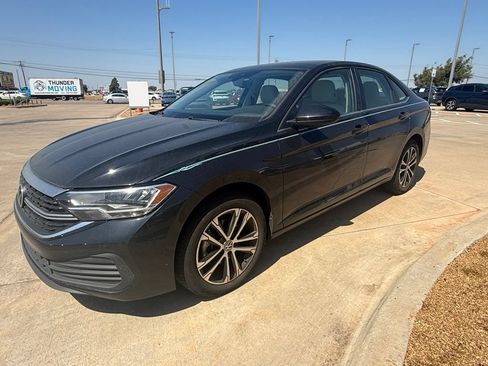 Used 2023 Volkswagen Jetta SE w/ Panoramic Sunroof Package FWD image 7