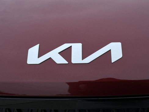 Used 2025 Kia Carnival EX FWD image 20