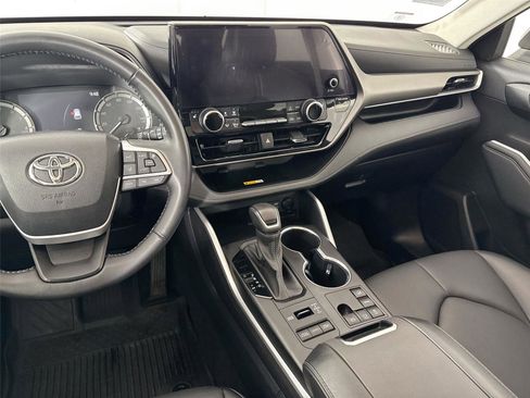 Certified 2023 Toyota Highlander XLE image 35