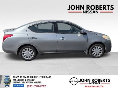 Used 2014 Nissan Versa SV FWD image 10