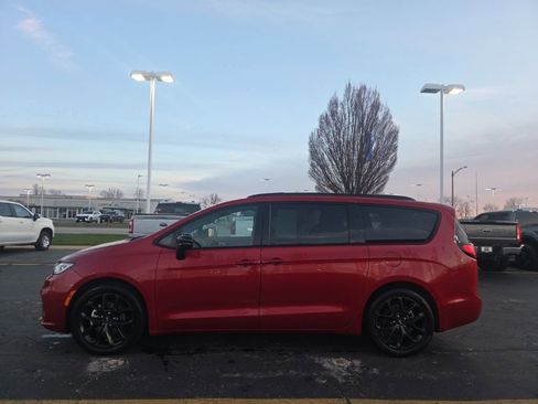Used 2025 Chrysler Pacifica Limited image 3