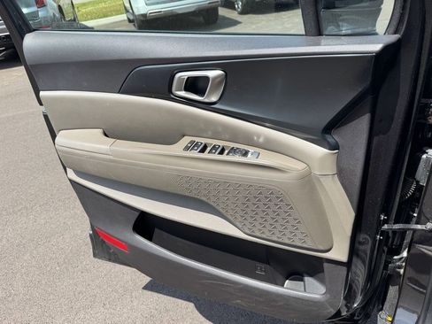 Used 2025 Kia Carnival FWD image 22