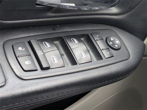 Used 2018 Dodge Grand Caravan SE w/ UConnect Hands-Free Group image 22