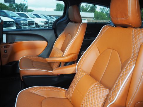 New 2026 Chrysler Pacifica Pinnacle image 15