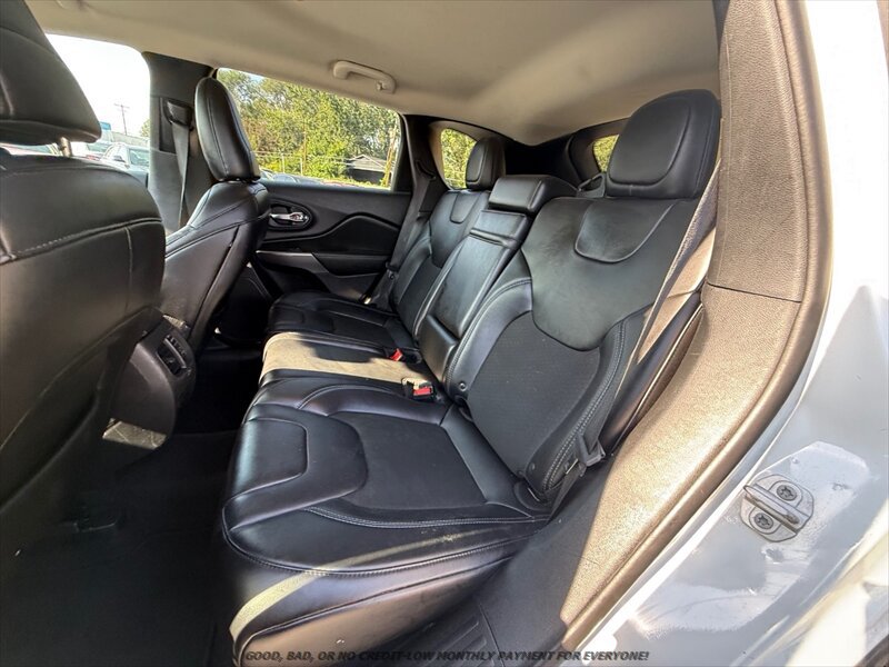 Used 2019 Jeep Cherokee Latitude Plus AWD/4WD image 15