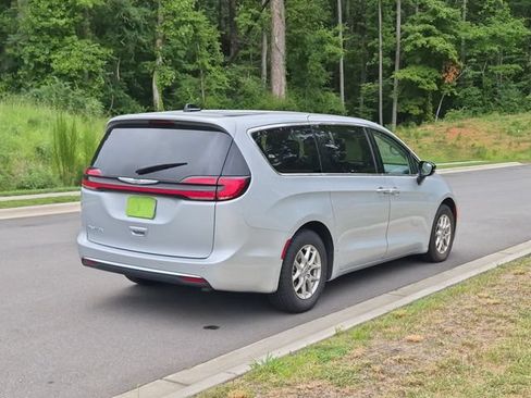 Used 2024 Chrysler Pacifica Touring-L FWD image 5