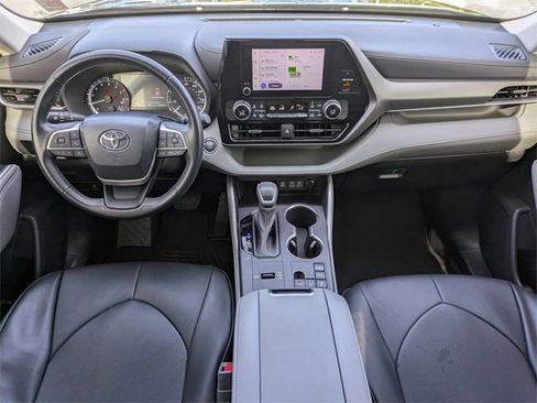 Used 2023 Toyota Highlander LE image 17