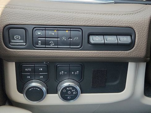 Used 2021 GMC Yukon XL Denali w/ Denali Premium Package image 10